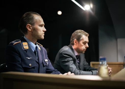Video: Nacionālā teātra izrādē "Terors" tiesas procesa iznākumu izlemj skatītāji