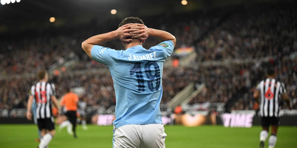 Mančestras "City" argentīniešu uzbrucējs Hulians Alvaress noraugās uz pretiniekiem.