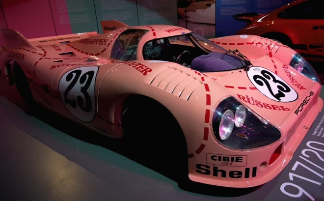 Motormuzejā aplūkojams odiozais rozā sacīkšu automobilis - "Porsche 917/20" "Pink Pig" jeb "Rozā cūka".