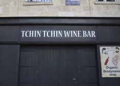 Смертельная вспышка ботулизма во французском винном баре вызвала обеспокоенность во всем мире