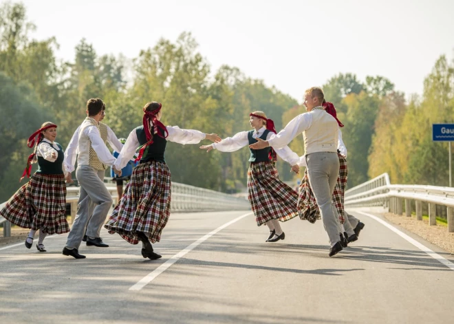 Pēc pārbūves svinīgi atklāts tilts pār Gauju Rāmniekos uz vietējā autoceļa Dukuri–Rāmnieki.