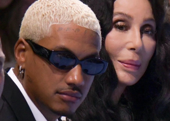 77-летняя Шер вышла в свет с 37-летним возлюбленным после слухов о разрыве