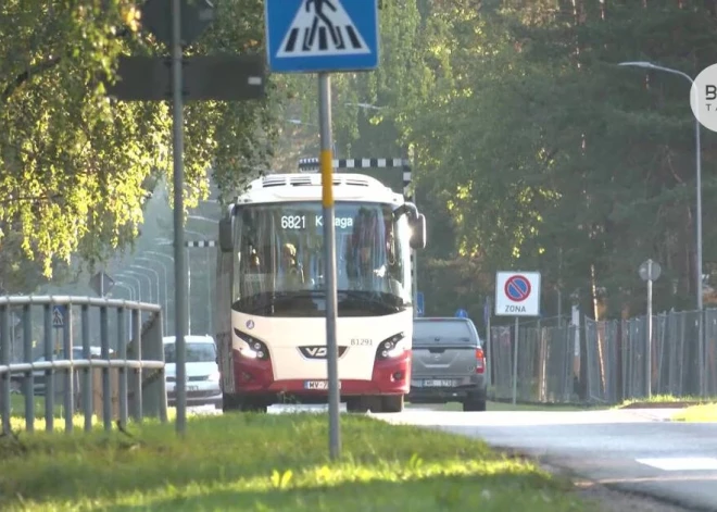 Водители в Адажи не пускают детей в автобусы, чтобы добраться до школы. У транспортной компании есть объяснение