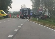 Glābējiem bija grūti piekļūt kravas automašīnas vadītājam, kurš bija iespiests kabīnē.