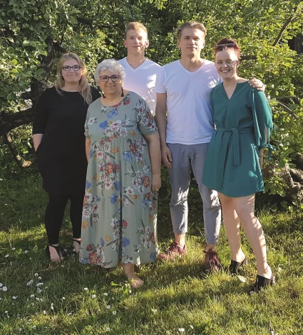 Sandras ģimene – meita Gerda, jaunākais dēls Rūdolfs, vecākais dēls Kārlis un viņa draudzene Rosita.