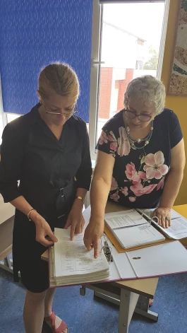 Ar studiju biedreni, tagad skolotāju un LU docenti Elitu Stikuti, pārrunājot dažādus metodiskos jautājumus.