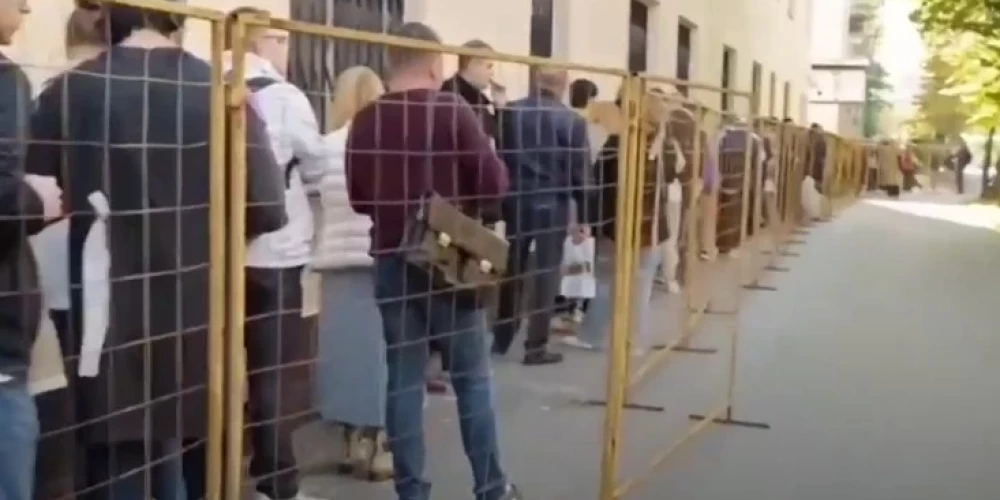 Очереди в военкоматы занимают с ночи. (Фото: скриншот видео телеканала "Дождь")