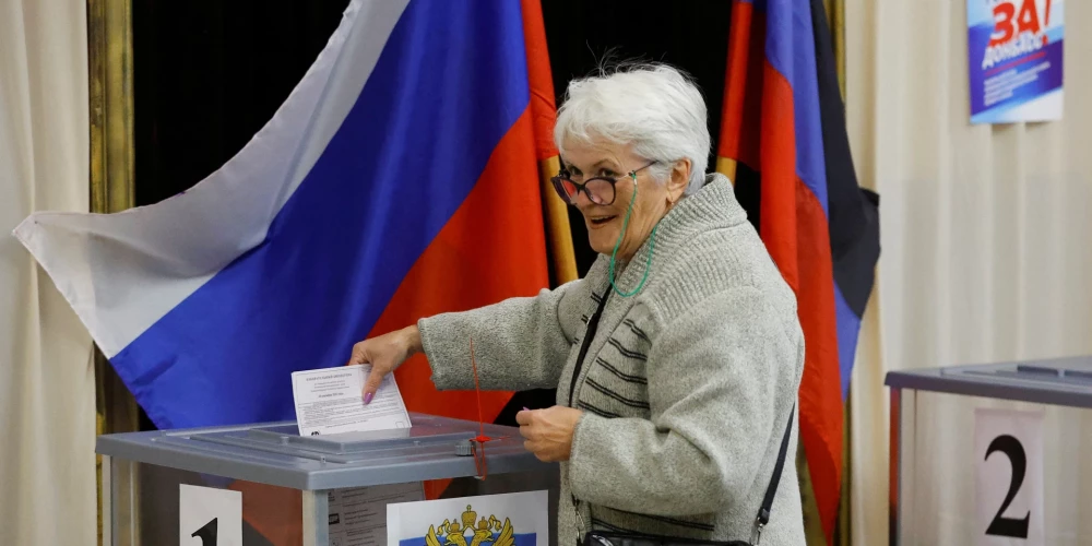 Vēlētāja nodod savu balsi vēlēšanu iecirknī Krievijas un Ukrainas konflikta laikā Krievijas varasiestāžu rīkotajās pašvaldību vēlēšanās Panteļeimonivkas apdzīvotajā vietā Doņeckas apgabalā.