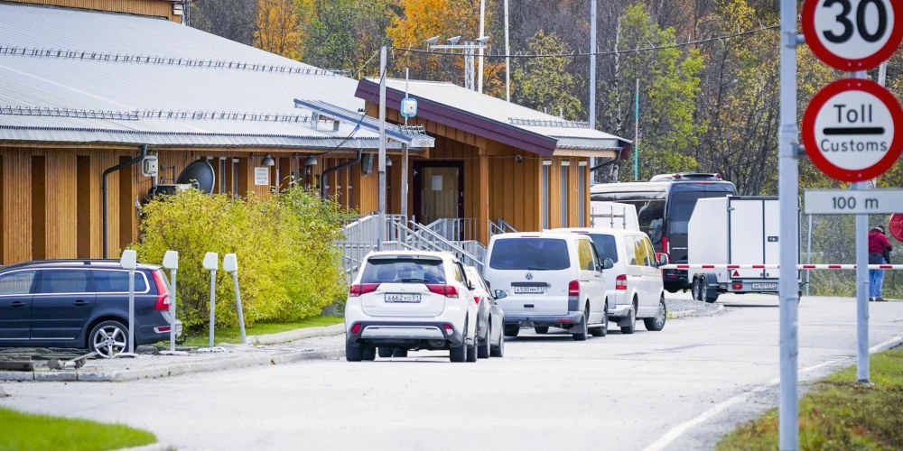 Norvēģija jaunnedēļ aizliegs iebraukt valstī Krievijā reģistrētiem auto
