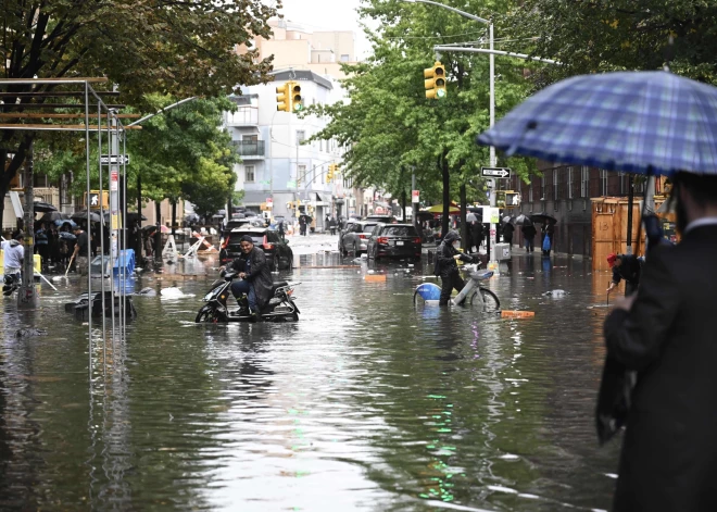 Plūdi Ņujorkā daļēji paralizē metro un lidostu darbību