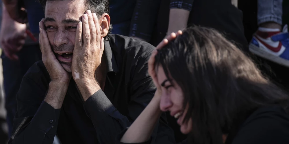 Родственники и друзья погибших на похоронах.