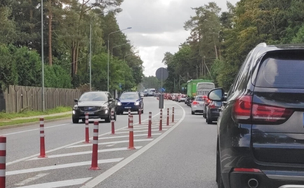 Avārijas dēļ slēgta satiksme uz Tallinas šosejas virzienā uz Ādažiem