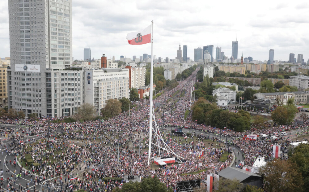 Varšavā protestē simtiem tūkstoši cilvēku