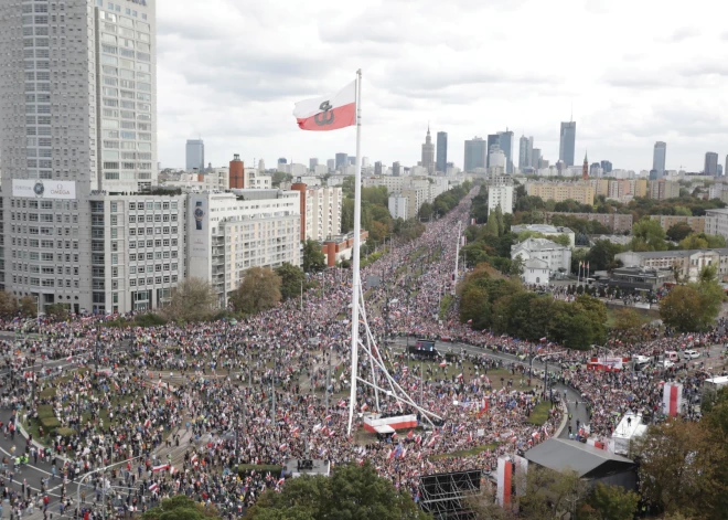 Varšavā protestē simtiem tūkstoši cilvēku