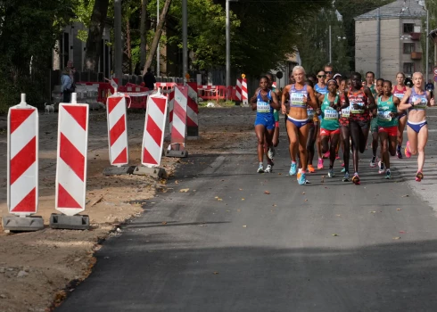 Karote darvas pēc pasaules skriešanas čempionāta Rīgā - Slokas ielas asfalts izrādījies pagaidu variants