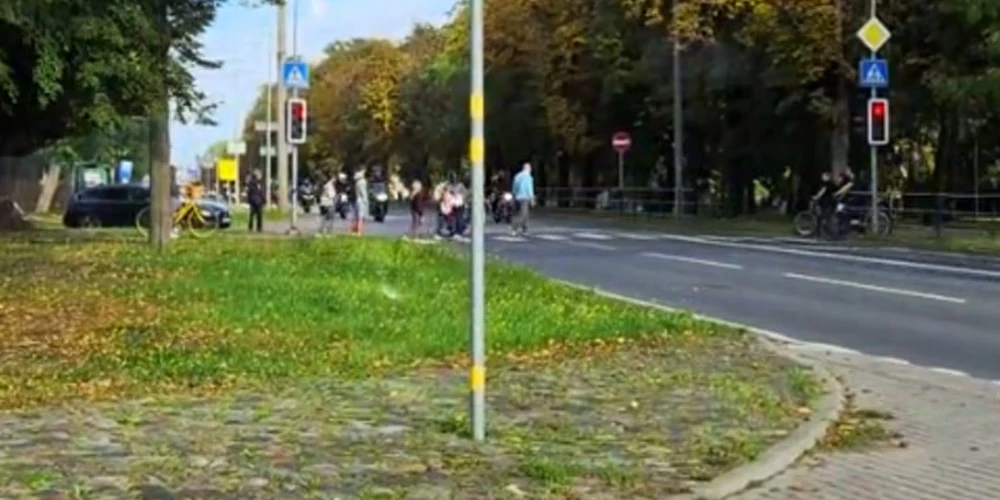 Vīrietis apturēja motociklistu kolonnu, lai varētu šķērsot pāreju.