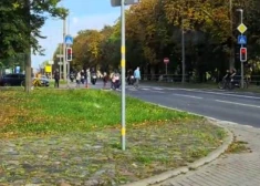 VIDEO: moto sezonas noslēgumā Liepājā kāda gājēja pārgalvīgā rīcība soctīklos raisa asas diskusijas