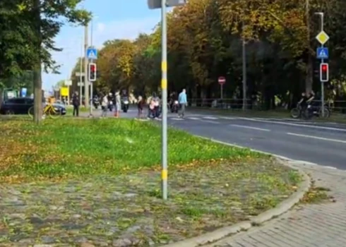 Vīrietis apturēja motociklistu kolonnu, lai varētu šķērsot pāreju.