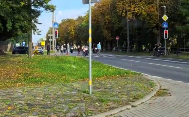 Vīrietis apturēja motociklistu kolonnu, lai varētu šķērsot pāreju.