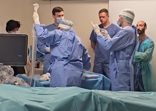 Pirmo reizi Latvijas vēsturē veikta inovatīva operācija pacientēm ar nieru audzēju