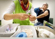 epa10895245 A health worker prepares a dose of coronavirus disease (COVID-19) vaccine at a vaccination point in Alkmaar, the Netherlands, 02 October 2023. People at higher risk of becoming seriously ill from COVID-19, including people over 60 and pregnant women, are able to receive a shot of the vaccine. This includes healthcare workers in direct contact with patients and or clients.  EPA/KOEN VAN WEEL