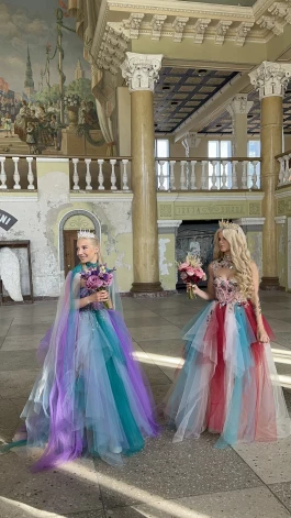 На свадьбе Сендия (справа) была одета в теплые цвета, как Солнце, а Дануте – в холодные, как Луна.