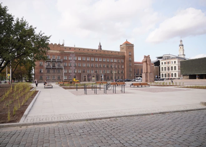 Šobrīd Latviešu strēlnieku laukuma atjaunošanas darbos likvidēta brauktuve un izveidoti apstādījumi.