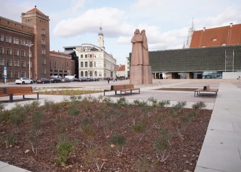ФОТО: как сейчас выглядит обновленная Площадь латышских стрелков в Риге