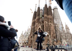 "Sagrada Familia" bazilika ir viens no Barselonas populārākajiem tūristu apskates objektiem.