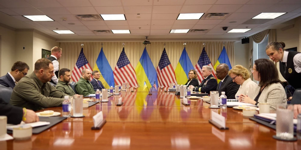 Pentagonam atlikuši pieci miljardi dolāru militārajai palīdzībai Ukrainai