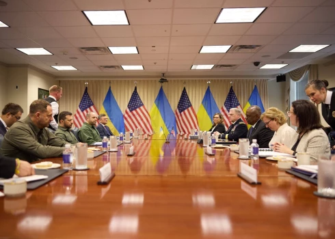 Pentagonam atlikuši pieci miljardi dolāru militārajai palīdzībai Ukrainai