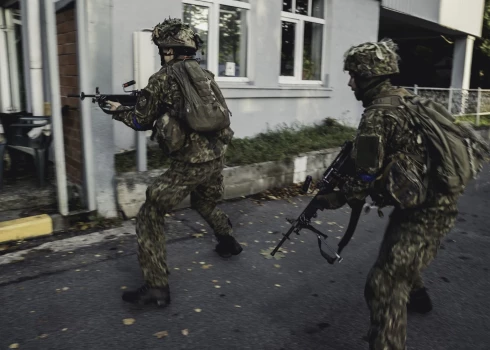 Karavīri likvidē iedomātu nemiernieku punktu Rīgas teritorijā.