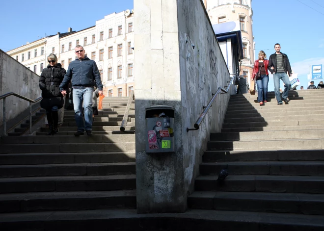 Ar atstrādātu tehniku pie tuneļu kāpnēm: gaišā dienas laikā zagļi iztukšo rīdzinieku kabatas