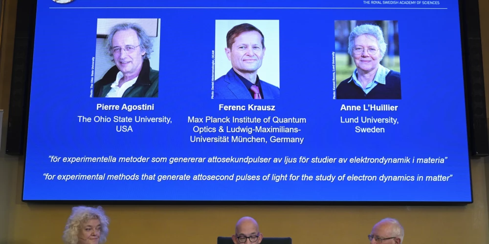 Nobela prēmija fizikā piešķirta zinātnieku trijotnei par darbu pie elektronu izpētes
