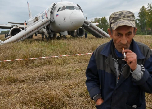 Septembrī “Uralskije avioliniji” laineris “Airbus A320” nosēdās laukā Novosibirskas apgabalā. Paveicās visiem palikt dzīviem.