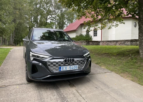 “Audi Q8 55 e-tron”.