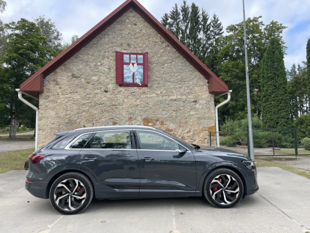 “Audi Q8 55 e-tron”. 