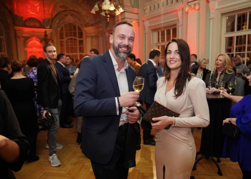 Jānis Āmanis ar draudzeni Daci teātrī. Tieši Dace Jāni motivējusi profesionālajā dzīvē ko mainīt. Rezultātā viņš pameta aktiera darbu teātrī.