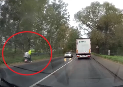 Женщина с коляской, гуляющая по обочине дороги, вызвала недоумение водителей