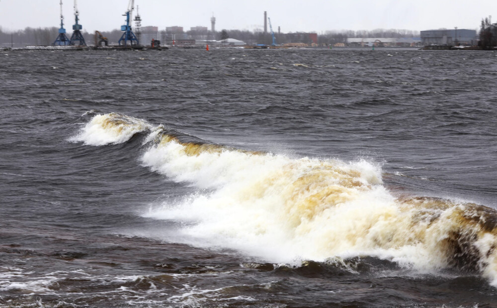Izplatīts brīdinājums - Rīgā vējš kopā ar lieliem viļņiem var izraisīt piekrastes applūšanu