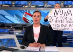 В марте прошлого года во время вечернего выпуска новостей на «Первом канале» Овсянникова появилась за спиной ведущей Екатерины Андреевой с плакатом «Нет войне!».