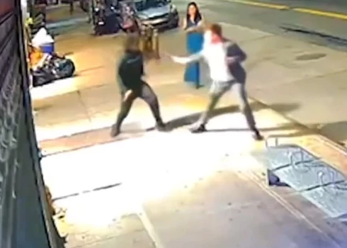 VIDEO: vīrietis agresijas lēkmē uz ielas Bruklinā nodur cilvēktiesību aktīvistu