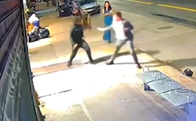 Pēc īsas vārdu apmaiņas agresīvais vīrietis ar nazi uzbruka Kārsonam, sadurot viņu krūtīs.