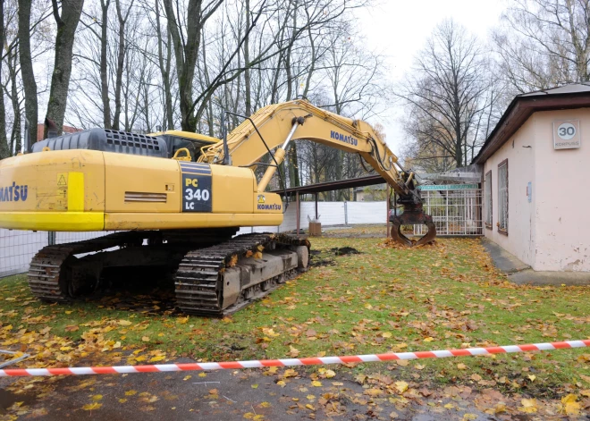 Ekskavators notrieca 57 gadus vecu vīrieti; zem kāpurķēdēm pakļuvušais gāja bojā