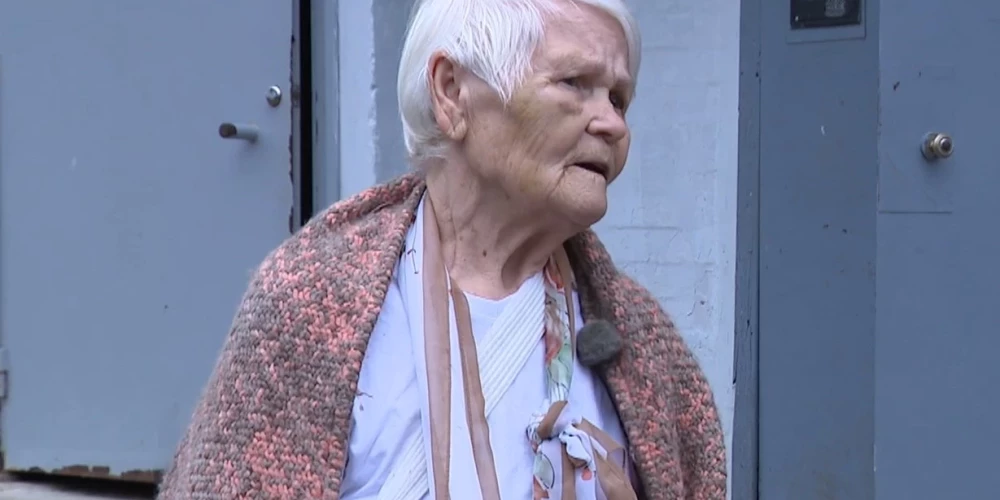 "Мне казалось - лучше бы убили": в Риге пенсионерка стала жертвой грабежа, преступнику - 10 лет