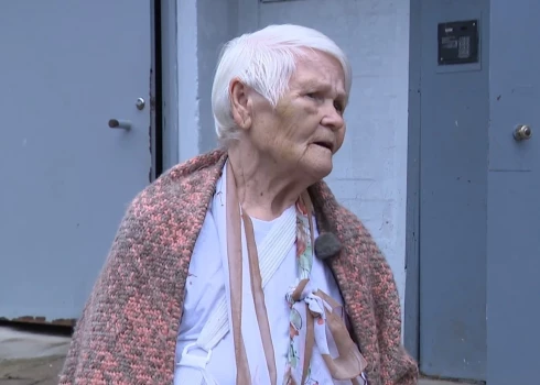"Мне казалось - лучше бы убили": в Риге пенсионерка стала жертвой грабежа, преступнику - 10 лет