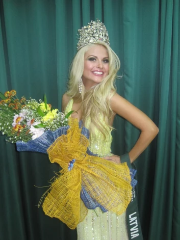 Īsta karaliene! Pirms daudziem gadiem Diāna bija blondīne. 