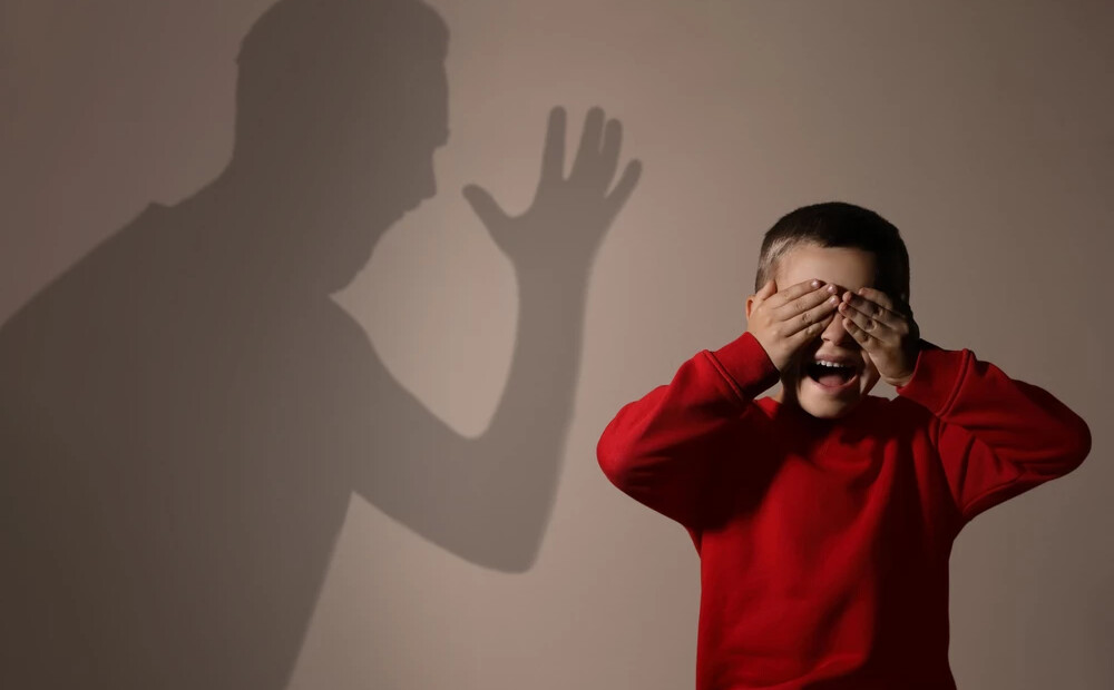 Ja pieaugušais kliedz uz bērnu, tas ir tikpat kaitīgi kā seksuāla vai fiziska vardarbība, secināts pētījumā