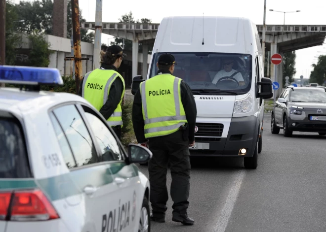 Lai ierobežotu migrantu pieplūdumu, Slovākija atsāk pārbaudes uz robežas ar Ungāriju