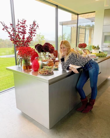 Клаудия живет в доме и может позволить себе питаться продуктами с фермы